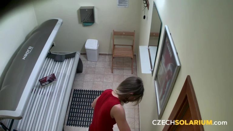 Czech Solarium 315: Sexy Woman Shows off in the Solarium