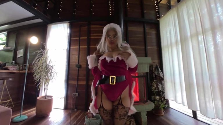 Naughty Mrs Claus Teases You with Her Twerk