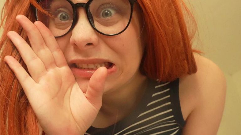 A Giantess Calls up a Friend She Hasn't Seen in a Long Time and Invites Him Over to Chat