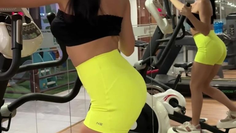 Horny Fitness Babe: Close-up Ass Workout