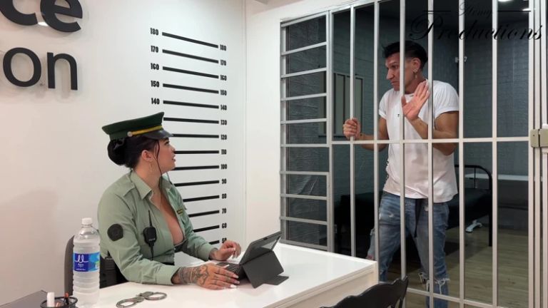 Curvy MILF Cop Cuts a Deal with a Big-dick Foreigner in the Interrogation Room