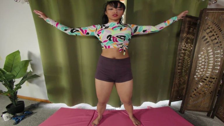 VR Yoga to Orgasm: Channy Crossfire's Stretching Solo