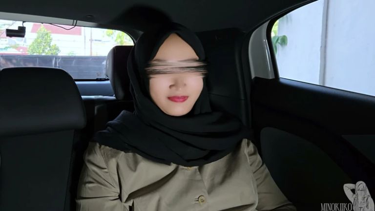Muslim Hijabi Government Whore Sucks Superior Balls Dry in the Car for Head Office Placement - Minokiiko