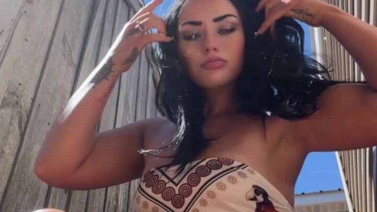 Horny Slut Sneaks Fingers in Herself Outside
