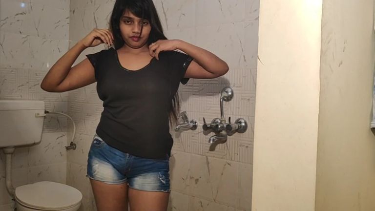 Gorgeous Alia Advani’s Sensual Solo Shower Show